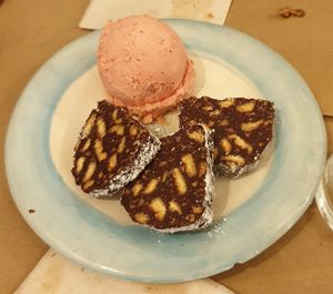 Salame de chocolate con helado de fresa at La Tia Carlota in Madrid