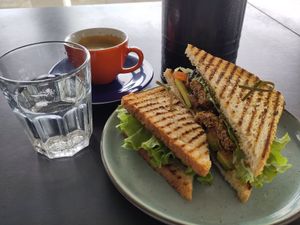  at hjá höllu in Grindavik