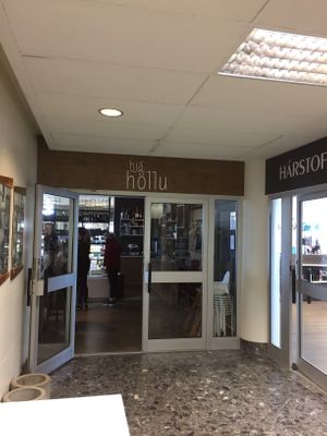 Entry at hjá höllu in Grindavik