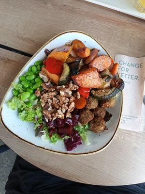 Es kommt immer darauf an, wie der Laden geführt ist, und hier ist es Top. Veggie Buddha Bowl. Yummie at Dean & David in Bad Kreuznach