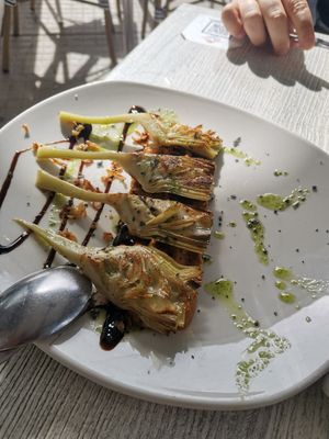 Alcachofas con hummus at Séptimo Arte in Conil De La Frontera