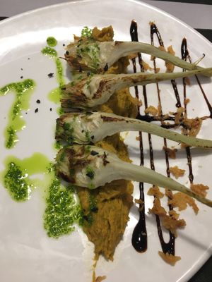 Tapa de alcachofa sobre hummus at Séptimo Arte in Conil De La Frontera