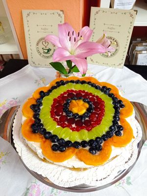 Bunte Obsttorte, vegan, nicht immer vorrätig at Cafe Tomorrow in Linz Am Rhein