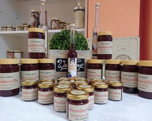 Brombeeren mit veganen Walnuss-Schlehen-Likör von der regionalen Destille Bio-Spitz at Cafe Tomorrow in Linz Am Rhein