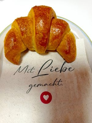 Croissant wahlweise klassisch oder vegan at Cafe Tomorrow in Linz Am Rhein