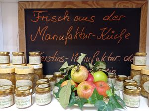 Ein süßer Aufstrich aus regionalen Äpfeln mit veganem Riesling aus der Region at Cafe Tomorrow in Linz Am Rhein