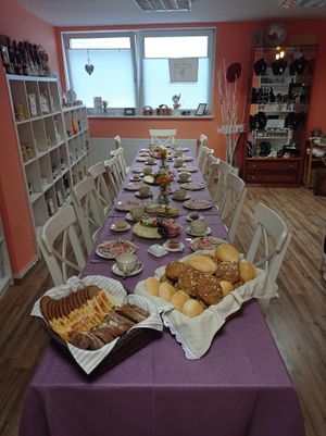 Die Tafel ist gerichtet - die Gäste können kommen at Cafe Tomorrow in Linz Am Rhein