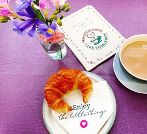 Café au lait aus der französischen Bowl und Croissant gibt es bei uns auch vegan at Cafe Tomorrow in Linz Am Rhein