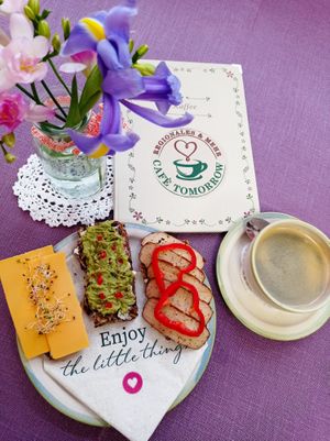 Veganer Käse, Räuchertofu und Frische Avocado at Cafe Tomorrow in Linz Am Rhein