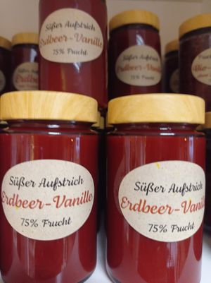 Aus unserer veganen Manufaktur - ohne künstliche Aromen und ohne Konservierungsstoffe: 75% Erdbeeren, Bio Rohrohrzucker und Apfelpektin. Mehr braucht es nicht at Cafe Tomorrow in Linz Am Rhein