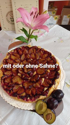Zwetschgenkuchen muss sein. Am liebsten mit (veganer) Sahne? at Cafe Tomorrow in Linz Am Rhein