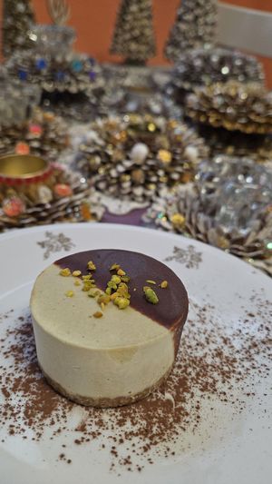 Veganes rohköstliche Törtchen mit Pistazie at Cafe Tomorrow in Linz Am Rhein