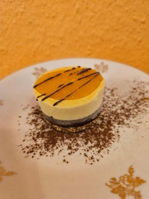 Veganes rohköstliche Törtchen mit Mango-Schoko at Cafe Tomorrow in Linz Am Rhein