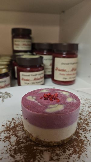 Himmlische Törtchen ohne raffinierten Zucker und ohne Mehl. Gesüßt mit Agavendicksaft.
Hier: Himbeer-Vanille at Cafe Tomorrow in Linz Am Rhein