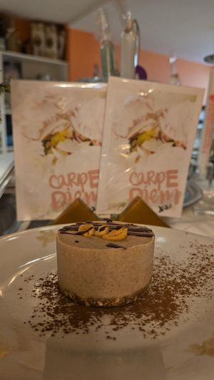 Himmlische Törtchen ohne raffinierten Zucker und ohne Mehl. Gesüßt mit Agavendicksaft.
Hier: Salz Karamell at Cafe Tomorrow in Linz Am Rhein