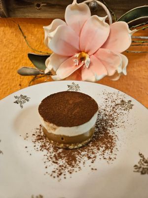 Himmlische Törtchen ohne raffinierten Zucker und ohne Mehl. Gesüßt mit Agavendicksaft.
Hier: Tiramisu at Cafe Tomorrow in Linz Am Rhein