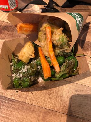 Padron peppers and vegetable fries from Padrón at Foodhallen in Amsterdam