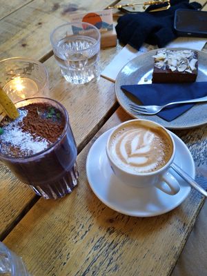Banana cacao shake + vegan brownies at CT Coffee & Coconuts in Amsterdam
