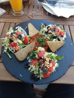 Vegan tartar with gluten free bread at Veganeeta Home in Balatonalmadi