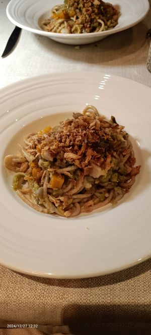 Bigoli integrali con ragù di verdure invernali, cipolla fritta, pesto di prezzemolo e anacardi at Osteria Caffe Monte Baldo in Verona