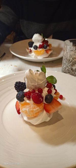 Pavlova: meringa di acqua faba, crema chantilly e frutti di bosco freschi at Osteria Caffe Monte Baldo in Verona