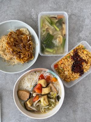 Cantonese Fried Yin Yeong 广府鸳鸯   RM 9.20 , Tom Yam Fried Rice 东炎炒饭   RM 10.20 , Vegetarian Fish Head Mee Hoon 素鱼头米粉   RM 10.20 
         Without Milk 无 at Tze Ern Vege Restaurant 慈恩素食 in Kuala Lumpur