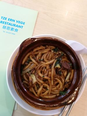 Claypot noodles at Tze Ern Vege Restaurant 慈恩素食 in Kuala Lumpur