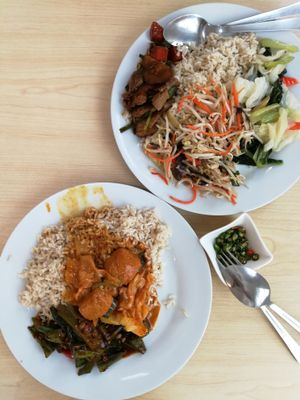 Mixed economy rice at Tze Ern Vege Restaurant 慈恩素食 in Kuala Lumpur