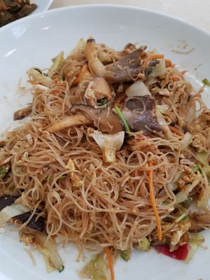 Tomyam fried meehoon at Tze Ern Vege Restaurant 慈恩素食 in Kuala Lumpur