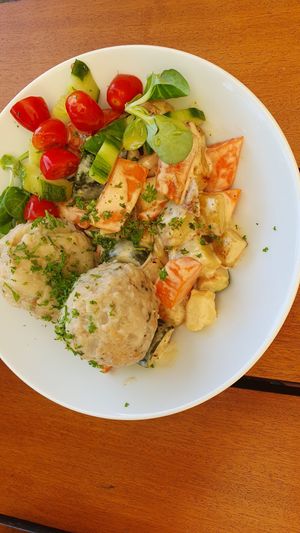 Lekker Semmelknödel mit Gemüse und Käsesosse at Gasthof Falkenhorst in Burig
