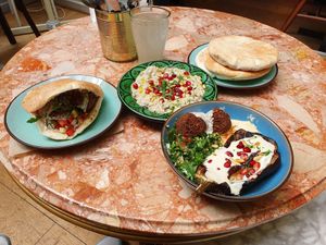 Pita falafel, babaganoush, aubergine grillée at Levantine in Paris