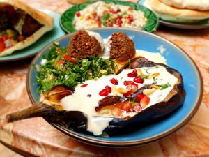 Aubergine grillée avec houmous et taboulé at Levantine in Paris