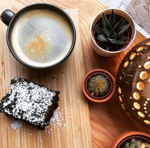 Fairtrade coffee with vegan brownie at Gu-i in Ghent