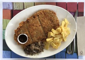 Cachopo de seitán (con recheo de queixo vegano, pementos e cebola caramelizada), rebozado en panko e acompañado de setas, patacas e salsa barbacoa  at La Cachopería in Aviles