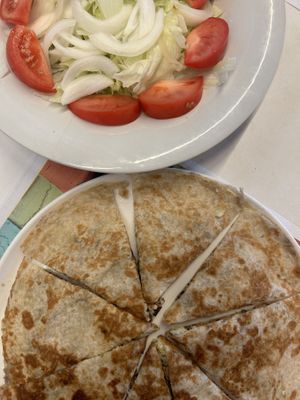 Ensalada normal y quesadilla vegana  at La Cachopería in Aviles