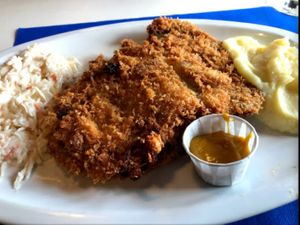 Cachopo de seitan acompañado de ensalada y puré de patatas at La Cachopería in Aviles
