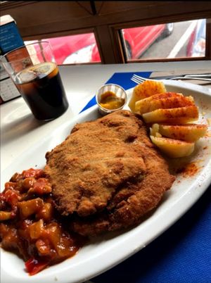 Cachopo de setas acompañado de pisto y patatas con pimentón at La Cachopería in Aviles