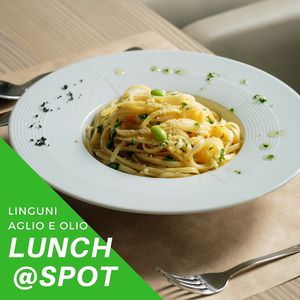 Lunch @spot.ns 
Linguini aglio e olio (linguini, olive oil, garlic, parsley, parmesan)........300RSD
Linguini aglio e olio (lingvini, maslinovo ulje, beli luk, peršun, parmezan)........300din
*Nijedna namirnica nije životinjskog porekla*
•
U Spotu ručak služimo od 12h do 22h.
•
Jedinstveni sastojak koji daje belom luku jedinstveni ukus i miris je retka alicinska supstanca. To je najmoćniji antioksidant poznat nauci. Beli luk je bogat eteričnim uljima i vitaminima i pomaže u lečenju tromboza, aritmija, plućne bolesti, uključujući tuberkulozu, virusne infekcije, inflamatorne bolesti..
Ukoliko razmišljate šta biste danas za ručak, toplo preporučujemo lingvine koji se u našem restoranu prave od izuzetno zdravih i ukusnih namirnica!
•
Kompletan meni možete pogledati na našoj fb stranici https://www.facebook.com/spot021/
•
Vidimo se u zdravoj tački Novog Sada!  at Spot in Novi Sad