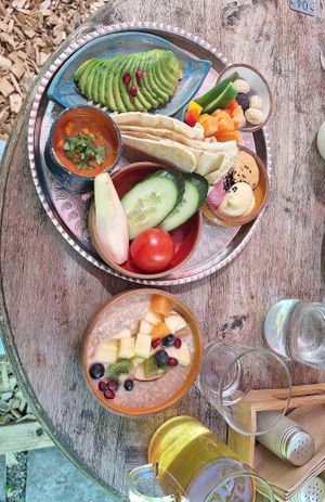 Orientalischer Teller (ohne Käse) + mini Porridge at Schadzi Cafe in Linz