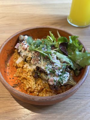 Geschmolzene Melanzani mit Rosso Pesto, bulgur und Tahini Dip (auf Wunsch vegan) 12,90€  at Schadzi Cafe in Linz