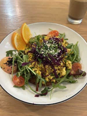  Avocado Brot mit Golden Tofu 14,60€  at Schadzi Cafe in Linz