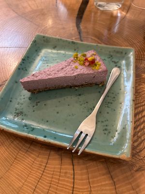 Heidelbeer Dattel Raw Cake 4,20€  at Schadzi Cafe in Linz