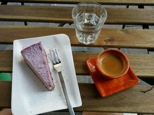 Espresso mit lecker Rohkost Kuchen at Schadzi Cafe in Linz
