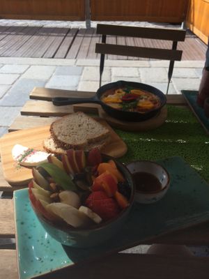 Brunch; vegan porridge and vegetarian omelette at Schadzi Cafe in Linz