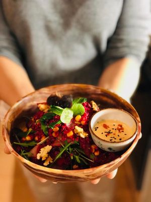 Rote bete Quinoa mit gegrillte Gemüse, Nusse, hausgemachte Mayo at Schadzi Cafe in Linz