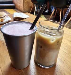 Strawberry smoothie and iced chai at Hunter Gatherer in Portsmouth