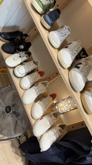 Modèles de chaussures (que certaines vegan)  at El Market in Lille