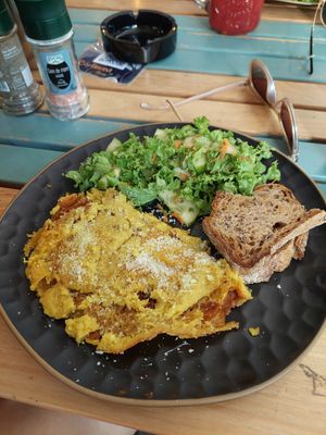 Vegan omelette at Coolinart in Bucharest