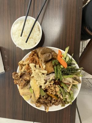 overloaded plate with white rice   at Cài Jì Zhuàn Shū Shí Fāng 蔡記饌蔬食坊 in Penghu