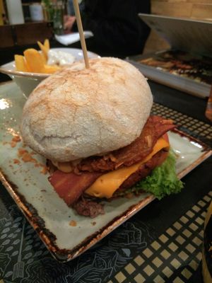 Die neue Limited Edition "Hüttenzauber" mit veganem Patty, nem Rösti und veganem Bacon. Einfach unglaublich lecker 😋 at Peter Pane in Leipzig